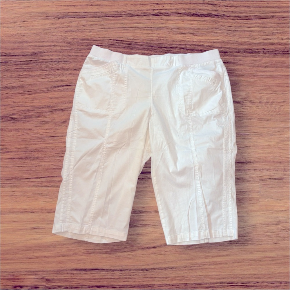 CJ Banks Women’s White Capris with Pockets Size 22W New with Tags